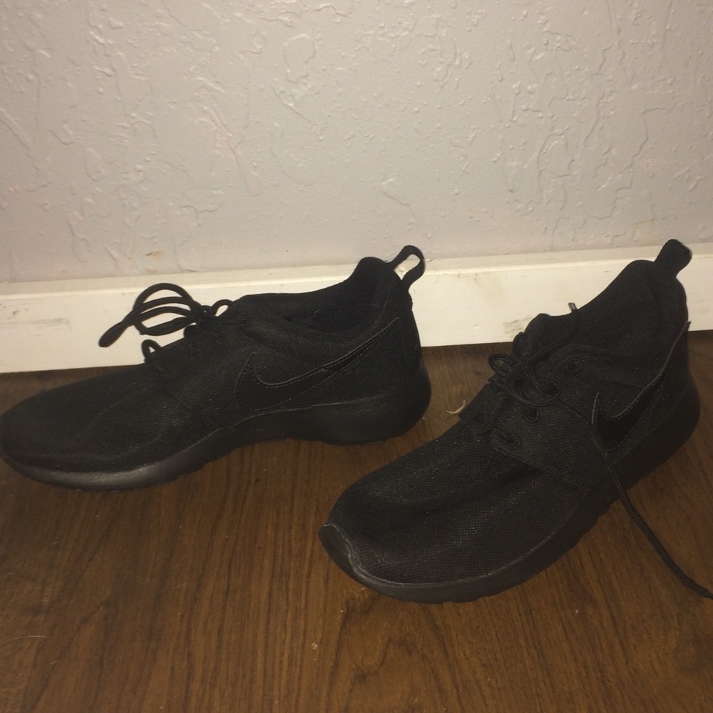 All black Nike Roche One’s